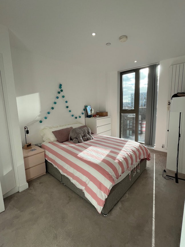 En-suite double room + gym & pool – Royal Wharf Main Photo