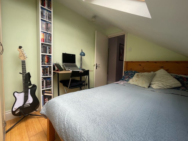 Beautiful single room in spacious 2 floors flat  Main Photo