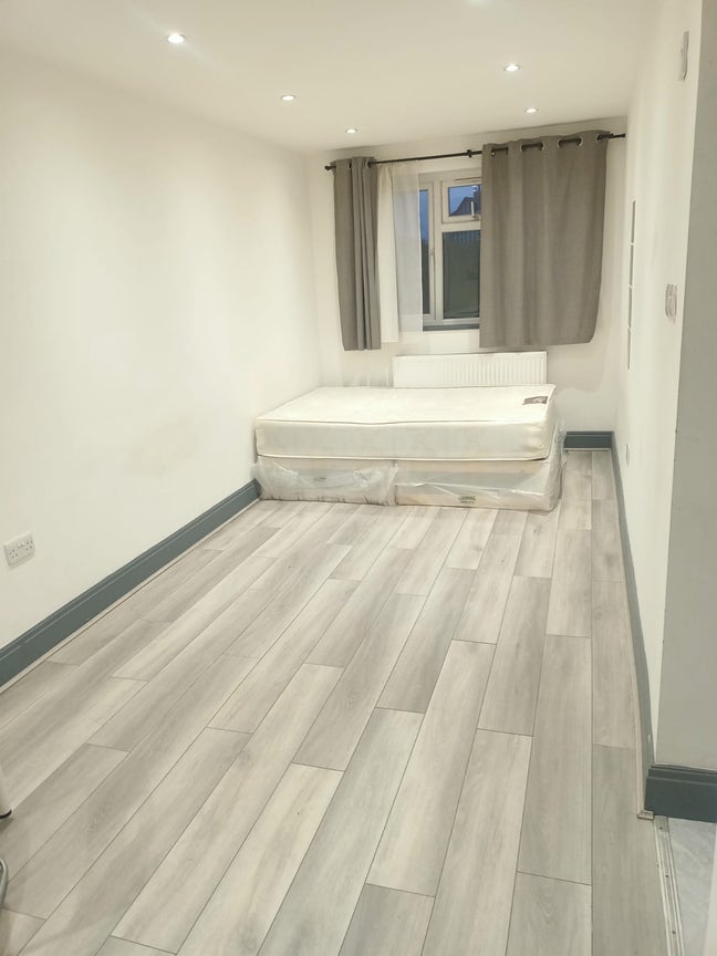 Ensuite & Single Room–Bills Included –Near station Main Photo