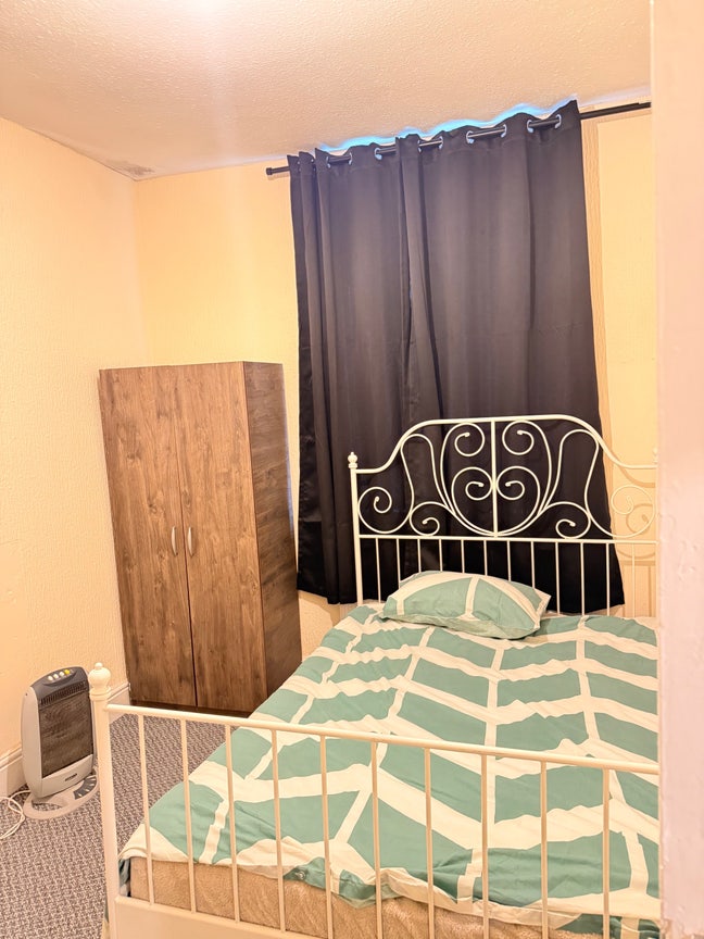 Double Bedroom Available in a Quiet 3-Bedroom Home Main Photo