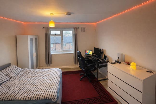 Bright Furnished Room - 2min to train - 5min mall Main Photo