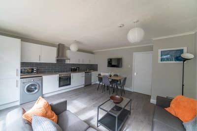 Huge Room + Garden – Canary Wharf Living Main Photo