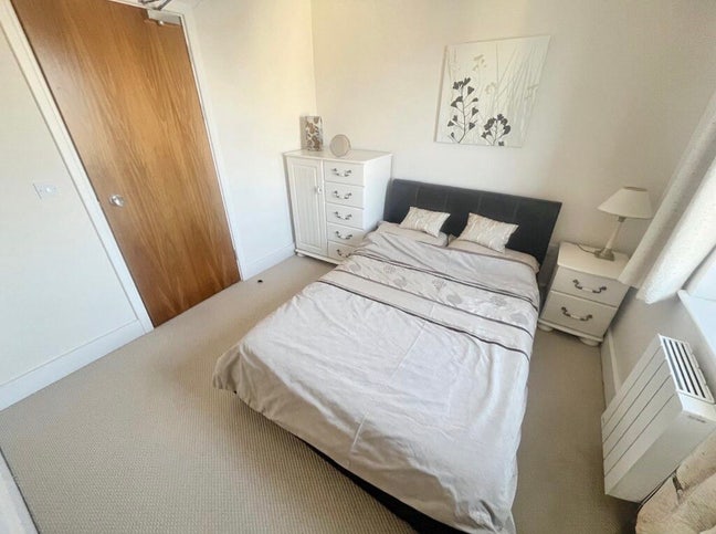 Spacious double bedroom  Main Photo