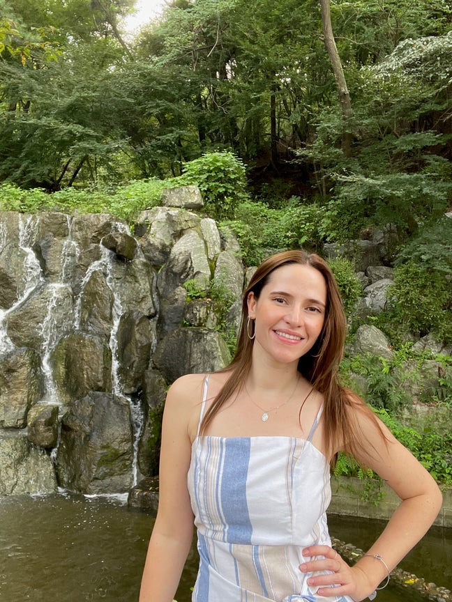 I am a professional female aged 33. I am look... Main Photo