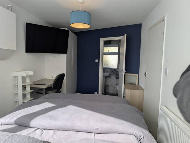 Double room with en suite and own entrance Main Photo