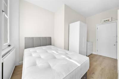 Beautiful Refurbished Studio Apartment Main Photo