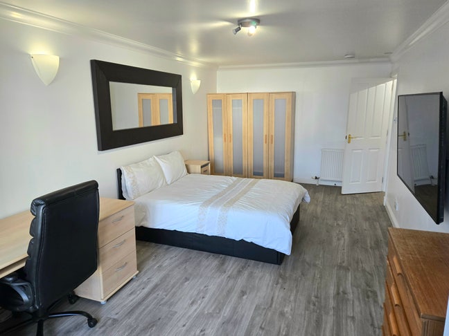 Spacious room w own bathroom, available for couple Main Photo