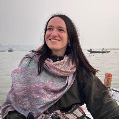 Professional Female seeks a single or double room Main Photo