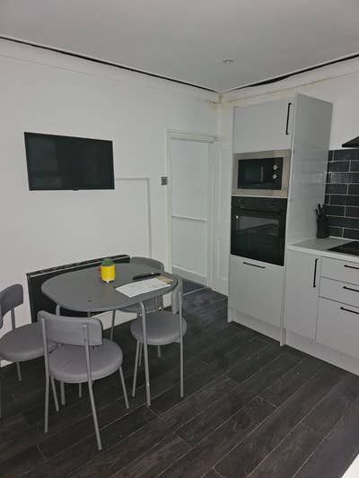 En-suite and fully furnished rooms. Main Photo