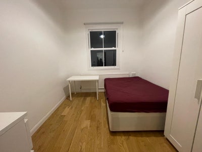 Spacious double room in west London available now Main Photo