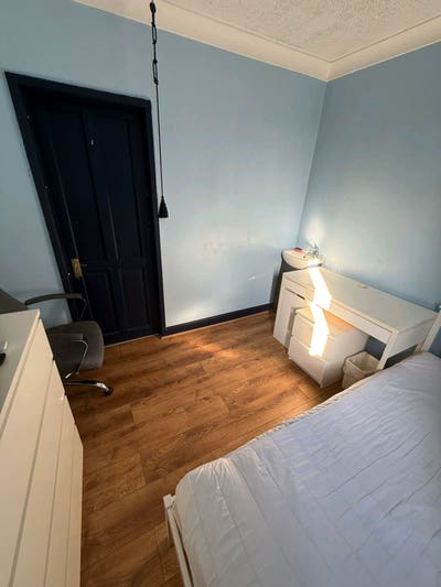 The double room has shower, toilet, sink and Singl Main Photo