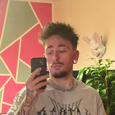 Professional Male seeks a single or double room Main Photo