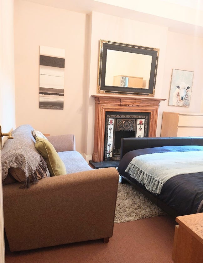 Large bed/sitting room with own kitchen available. Main Photo