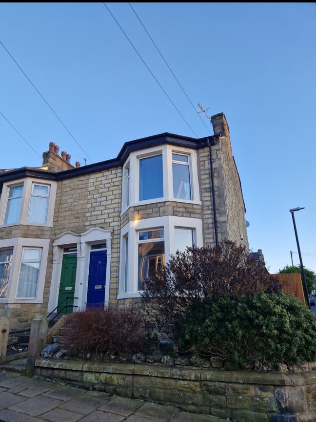 Beautiful Double Rooms in Renovated Victorian Home Main Photo