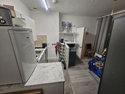 Studio Flat to Share – Female Roommate Wanted Main Photo