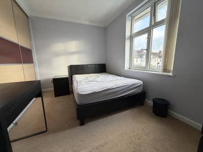 Lovely shared home, with off-street parking (KR) Main Photo
