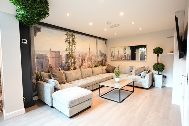 Designer 9 Bed Fallowfield House- 3D Tour  Main Photo