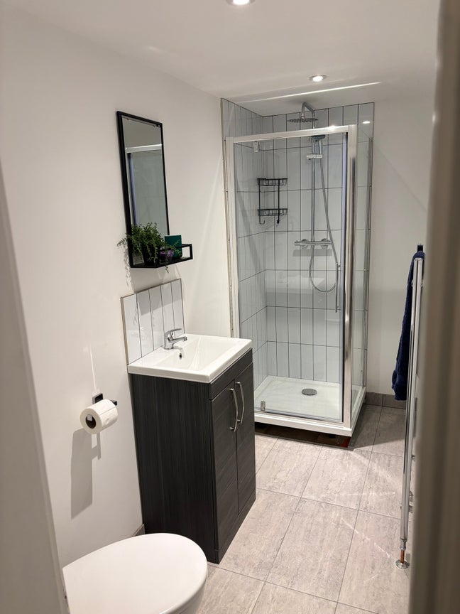 Huge bright modern room with private ensuite (We) Main Photo