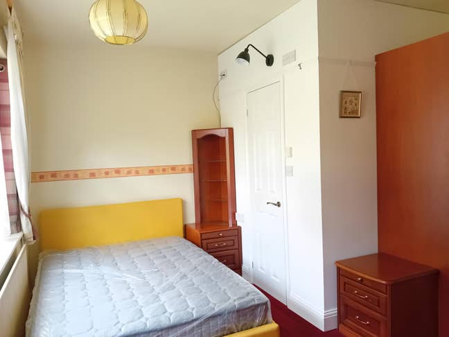 Double room with en-suite in quiet area Main Photo