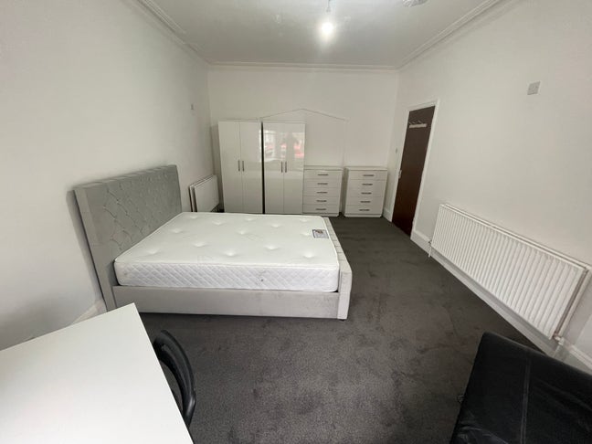 Huge Double Room in Quiet Area Close to Amenities Main Photo