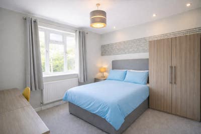 🔑 Available NOW - Large Double Bedroom Main Photo