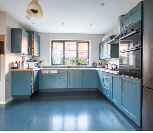 En-suite double room available for 3months  Main Photo