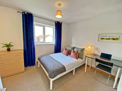 Double room – bills Inc, No Deposit, near Parkway  Main Photo