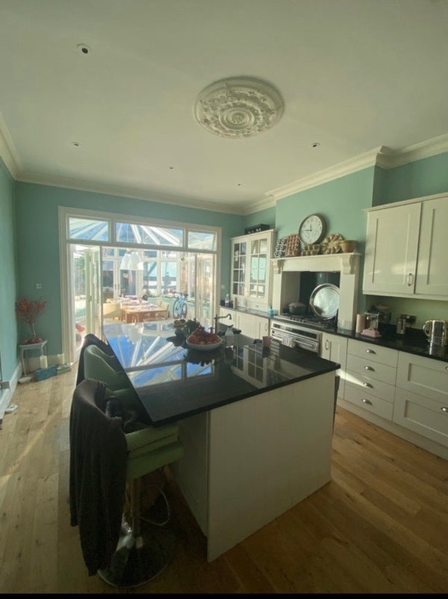 Large sunny double with AC in stunning home  Main Photo