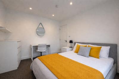 Available Now - Double Room in RG1 Main Photo