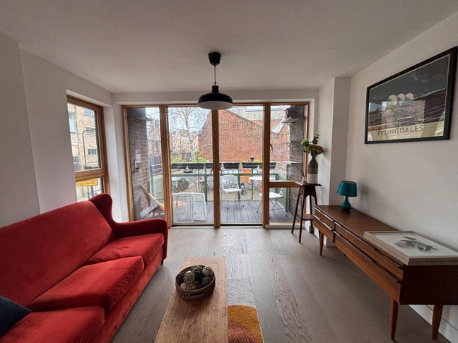 Room with Private Bathroom by canal in Haggerston! Main Photo