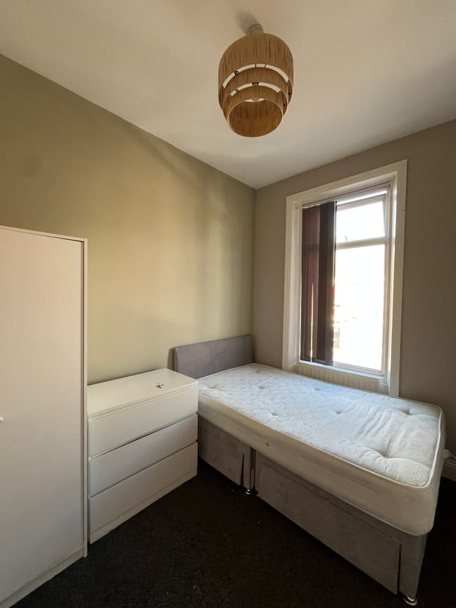 Affordable Double Room in Professional House Share Main Photo