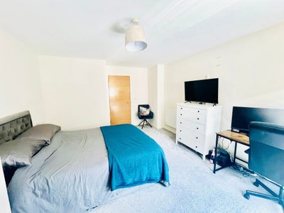 King size room available (5 mins to Canons Park)  Main Photo