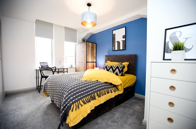 1st floor en-suite room avail. Apr 2nd Main Photo