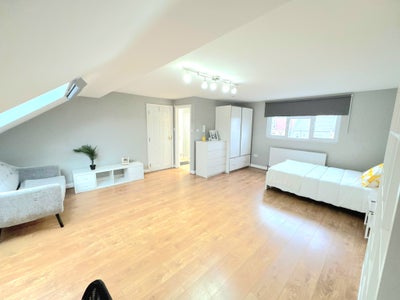 🎉NEW: Modern and very large Ensuite Room  🎉 Main Photo