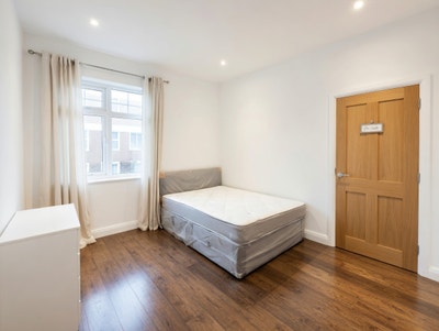 5 Minutes from Harrow-on-the-Hill Station  Main Photo