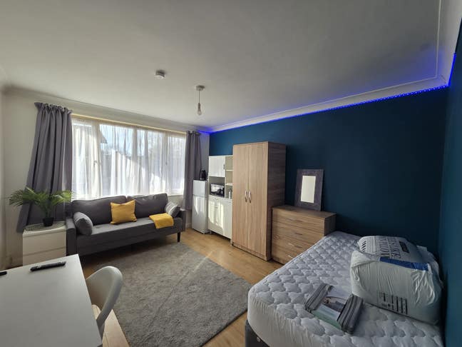 Large Double room to let Main Photo