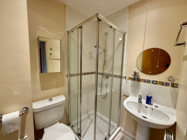 1 bed apartment, 10 mins walk to central station   Main Photo