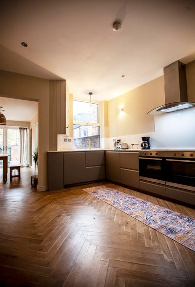 Beautiful 6-Bed End-Terrace Near Whitworth Park Main Photo