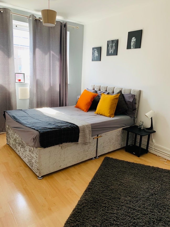 Bright  Master Bedroom near Westfield Main Photo