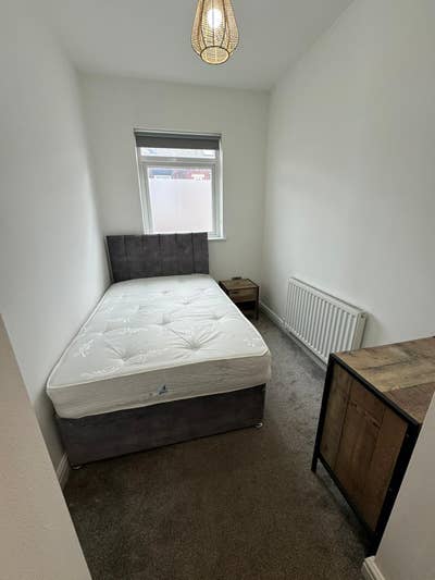 Double Bed Ensuite Bedroom in Oldham OL8 Main Photo