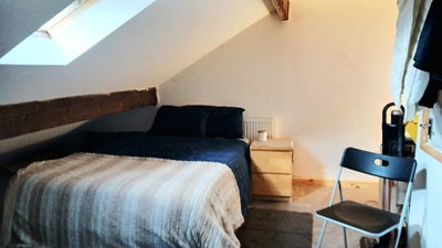 Attic bedroom available in a shared house  Main Photo