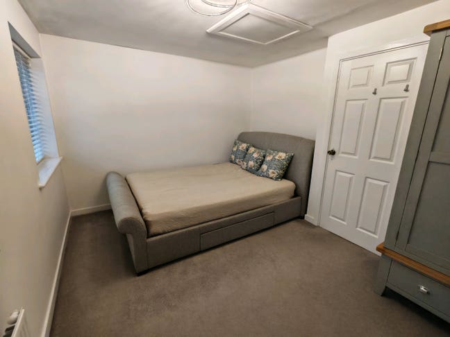 Bright  double bed room for professionals  Main Photo