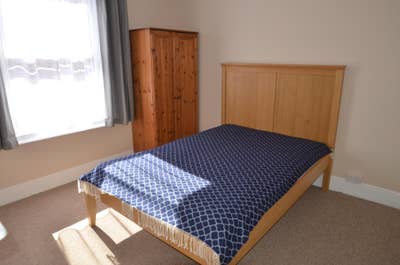 Large bedroom in professional house(Charlton) Main Photo