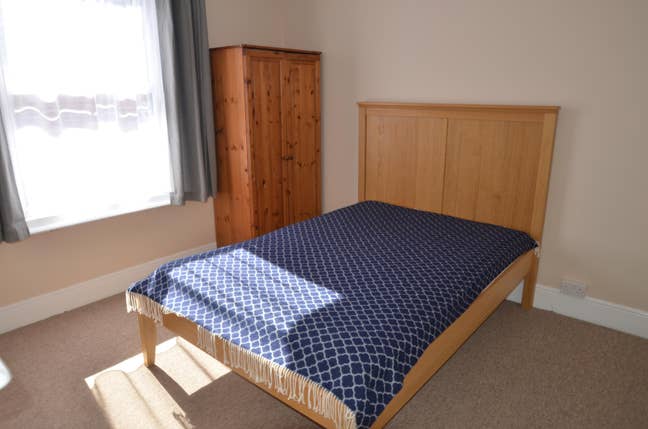 Large bedroom in professional house(Charlton) Main Photo