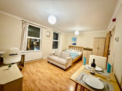 1 bed apartment, 10 mins walk to central station   Main Photo