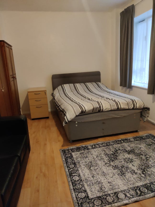 Large double room in flat share Main Photo