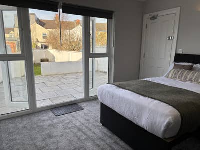 Ensuite in CR0-Patio Vibes & Lots of Parking🪑🏎️ Main Photo