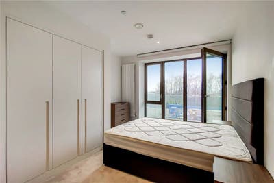 Spacious en-suite 1 bed in London, E16 Main Photo