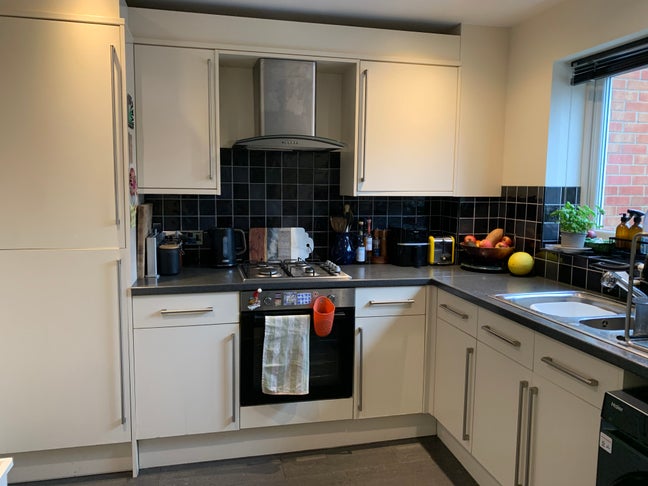 Lush house out near lots of nature Main Photo