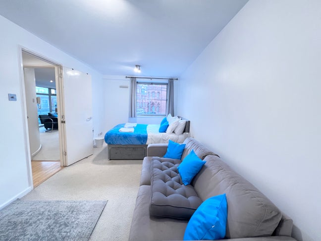 Double en-suite bedroom in a 2 bedroom flat Main Photo